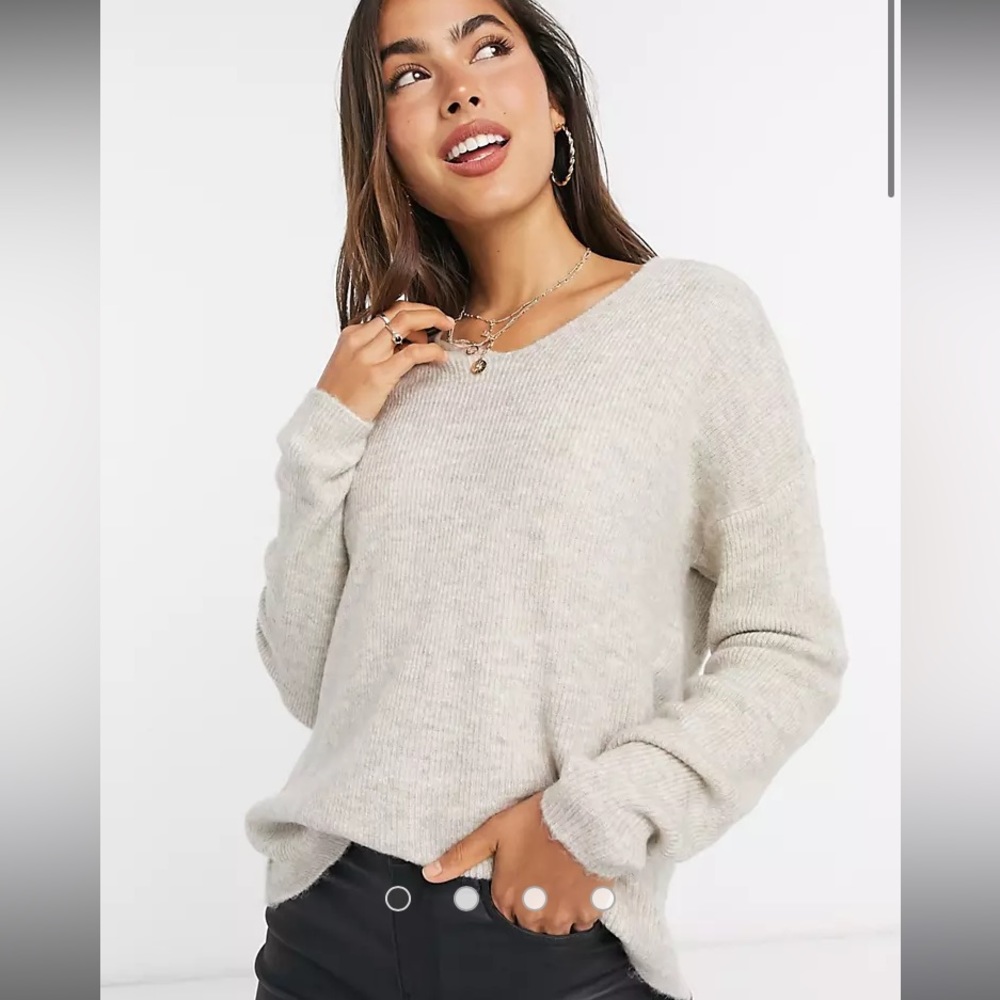 Very Moda v neck sweater in cream size small